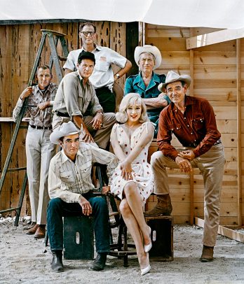 the cast of Misfits posing on the set Marilyn MONROE, Clark GABLE, Montgomery CLIFT and Eli WALLACH and writer Arthur MILLER