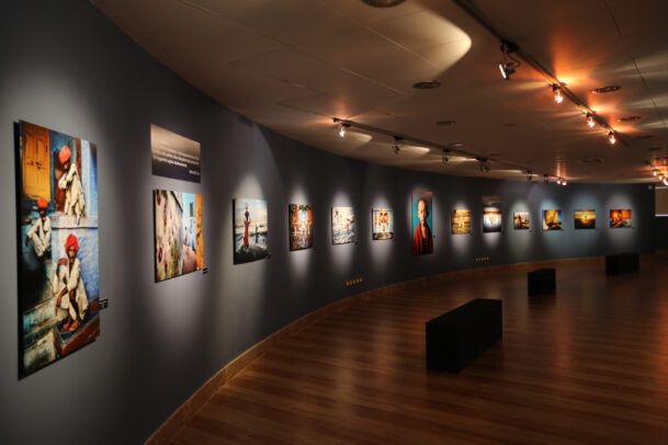 Installazione mostra McCurry Icons Campobasso